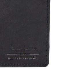 Černá kožená peněženka s vyraženým logem "Pepe Jeans London" a textem "British Denim Brand Ltd."; má šité okraje a hladký povrch.