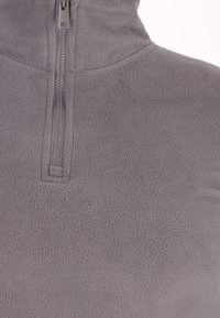 Grijze fleece pullover met een hoge kraag, voorzien van een gedeeltelijke rits en een zachte, gestructureerde oppervlakte. Eenvoudig ontwerp zonder zichtbare patronen.