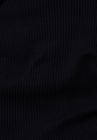 Dunkelblauer Stoff mit gerippter Textur, der vertikale Linien und einen leichten Stretch aufweist. Das Material wirkt weich und dicht.