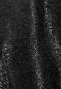 Zwart textuurleer met een subtiele glans, met een gladde oppervlakte en fijne korrelstructuur, die natuurlijke patronen en variaties weergeeft.