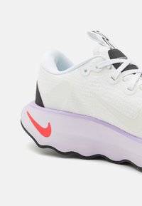 Nike Performance MOTIVA - Cestná bežecká obuv - white/lilac bloom/barely grape/bright crimson/black