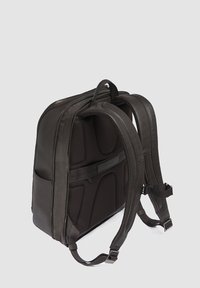 Zwarte leren rugzak met gevoerde achterkant, verstelbare bandjes en ritsvakjes. Heeft mesh details en een strak, ergonomisch ontwerp.