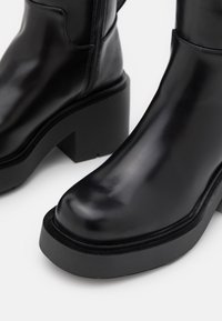 Monki Botas con plataforma - black