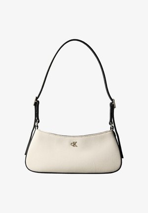 Mała kremowa torebka na ramię z czarną lamówką, regulowanym czarnym paskiem oraz srebrnym logo "cK" na środku z przodu.