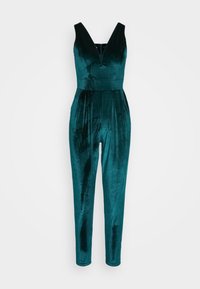 Turkos sammetsoverall med djup V-ringning, figursydd midja och avsmalnande ben. Slät textur med plisseringar för extra detalj.