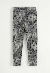 Pantalons à motifs floraux avec un fond noir, présentant des motifs floraux gris et crème. Taille élastique, coupe des jambes fuselée, texture du tissu visible.