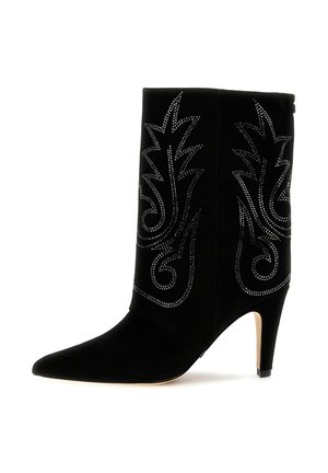 Stivale alla caviglia in suede nero con punta affilata, ricamo decorativo in argento e tacco a stiletto di 10 cm. Texture liscia, design aderente.