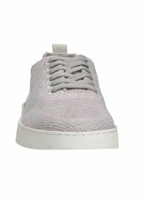 Lichtgrijze vetersneaker met een gestructureerd breisel bovenwerk en een witte rubberen zool. Voorzien van een ronde neus en een eenvoudig gestikt ontwerp.
