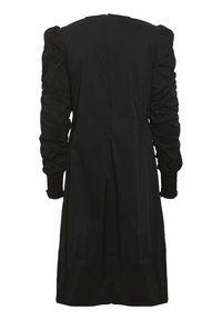 Vestido negro con mangas abullonadas, que presenta una textura suave, espalda completa y detalles fruncidos en las mangas y puños. Diseño de media longitud.