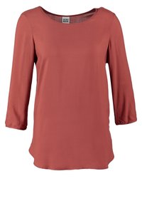 Rostfarbige Bluse mit rundem Halsausschnitt und Dreiviertelärmeln. Glatte Textur, subtiler Fall und leicht verlängertes Rückenteil.