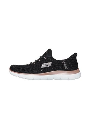 Zapatillas deportivas negras hechas de malla transpirable con una superficie texturizada, que presentan una suela blanca y detalles en oro rosa a lo largo de la mediasuela.