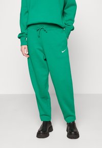 Nike Sportswear PHOENIX W NSW STYLE FLC HR PANT CURVE - Calças de fato de treino - malachite/sail