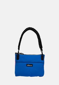 Blauw gewatteerde tas met een zwarte gevlochten handgreep, voorzien van een ritsvak bovenaan, een label op de voorkant en een roze accent aan de zijkant.