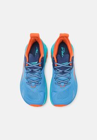 Scarpe da corsa blu con accenti arancioni, dotate di una tomaia in rete traspirante, superficie testurizzata e lacci rotondi. Design leggero con suola ammortizzata.