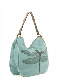 Borsa in suede color turchese con una grande stampa di libellula nera, forma semi-strutturata e una tracolla marrone a contrasto con accenti in oro.