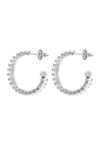 Boucles d'oreilles en argent en forme de cerceau avec un design incurvé orné de cristaux clairs rectangulaires et ronds le long du bord. Fermeture à épingle montrée.