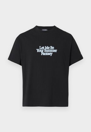 Sort T-shirt med korte ærmer og rund hals med lyseblå tekst "Let Me Be Your Summer Fantasy" centreret på forsiden mod en ensfarvet baggrund.