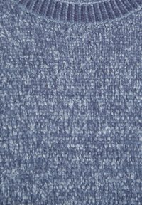 Pull en tricot bleu avec une surface texturée et bouclée, présentant un col côtelé et un motif vertical. Matériau doux et pelucheux.