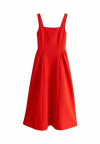 Rode mouwloze jurk met een vierkante halslijn, een nauwsluitend lijfje en een uitlopende rok met subtiele plooien aan de zijkanten. Gladde stoftextuur.