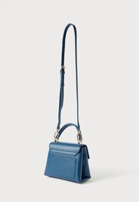 Geantă de mână din piele albastră cu formă structurată, dotată cu mâner superior, curea de umăr detașabilă și buzunar posterior. Accente din metal auriu.