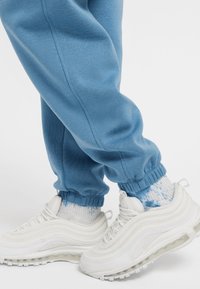 Nike Sportswear SPORTSWEAR CLUB FLEECE - Calças de fato de treino - aegean storm