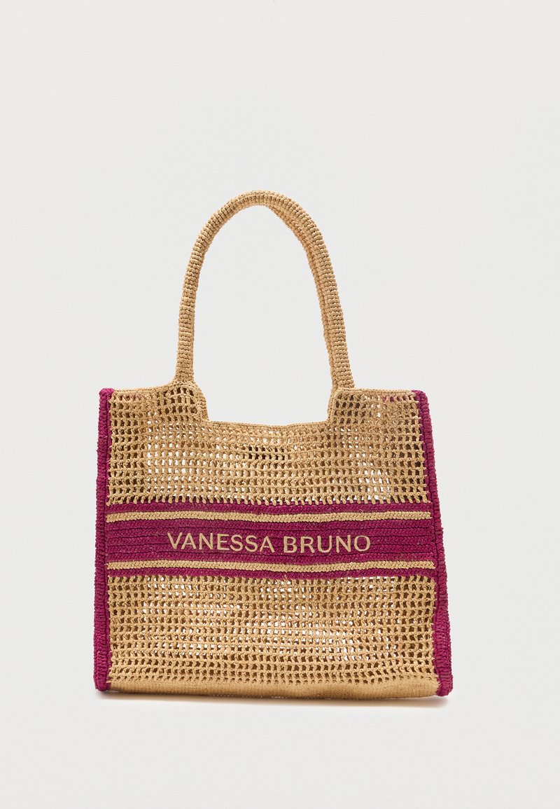 Sac cabas tissé beige avec deux poignées, bordure fuchsia et "VANESSA BRUNO" brodé en or sur une bande horizontale fuchsia.