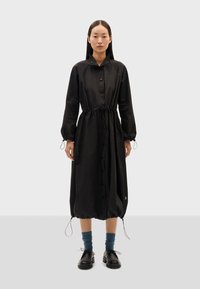 Thinking Mu KUSAMA - Abito a camicia - black