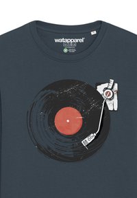 Navy T-Shirt mit einem Grafikdesign eines Schallplattenspielers, der eine Vinyl-Schallplatte mit rotem Zentrum und einem weißen Plattenspielerarm zeigt, aus weichem, baumwollähnlichem Stoff.