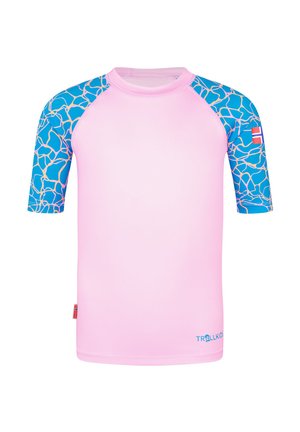 Kinder Rashguard mit kurzen Ärmeln, hellrosa Körper und blauen Ärmeln mit welligem Muster und kleinem Flaggenmotiv am linken Ärmel.