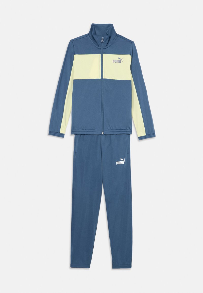 Fato de treino azul e amarelo claro da Puma, com uma jaqueta com fecho éclair e calças a condizer, apresentando os logótipos da Puma no peito e na coxa.