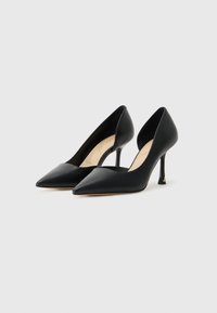Mustat korkeakorkoiset korkokengät, joissa on terävä kärki ja tyylikäs siluetti. Valmistettu sileästä nahasta, jossa on stilettokorko ja minimalistinen muotoilu.
