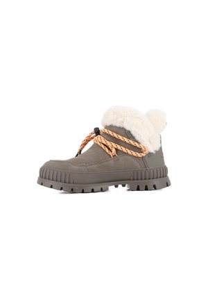 Bottines en daim marron avec un doux col en fausse fourrure blanche, des lacets à motif orange et noir, et des semelles en caoutchouc robustes pour une meilleure adhérence.
