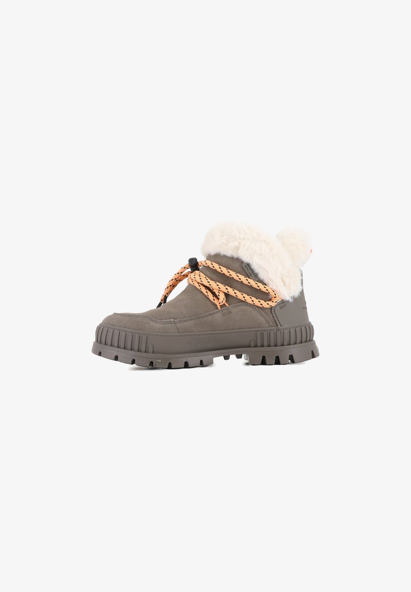 Bruine suède enkelboots met een zachte witte nepbont kraag, oranje-zwarte patroon veters en robuuste rubberen zolen voor grip.