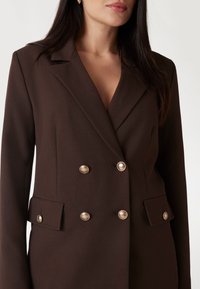 Guess TAILLIERTER ZWEIREIHIGER  - Cappotto corto - dunkelbraun