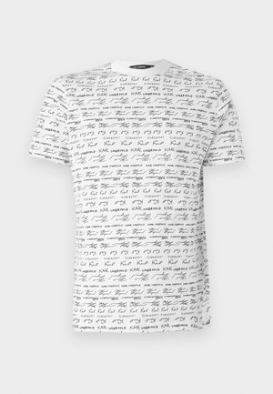 Witte katoenen t-shirt met herhaaldelijke zwarte scripttekst, waaronder "KARL LAGERFELD." Klassieke ronde hals, korte mouwen, ontspannen pasvorm.