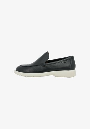 Mocassino in pelle nera slip-on con suola in gomma bianca, tacco basso e dettaglio di cucitura sottile.