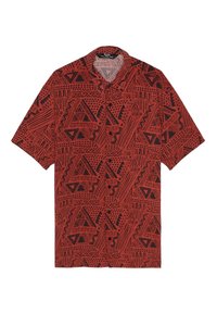 Camisa de manga corta en tela roja que presenta un patr&oacute;n geom&eacute;trico negro con tri&aacute;ngulos, l&iacute;neas y puntos por toda la prenda. Diseño ligero y casual.