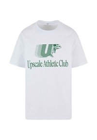 Balta medvilnės marškinėliai su žaliais užrašais "Upscale Athletic Club", stilizuota bėgimo figūra ir įstrižomis juostelėmis, trumpomis rankovėmis.