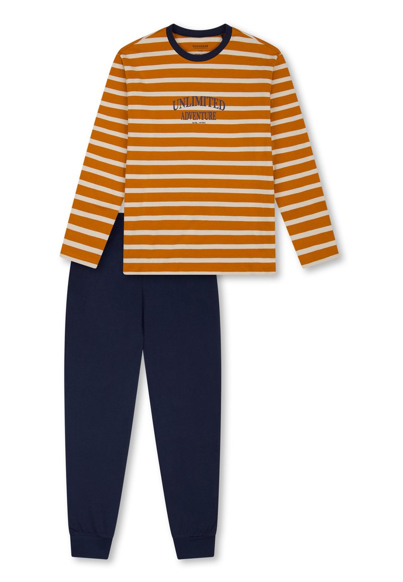 Langärmliges, orange-weiß gestreiftes Oberteil mit dem Text "UNLIMITED ADVENTURE", kombiniert mit navyblauen Hosen mit umgeschlagenen Knöcheln. Baumwollmischung.