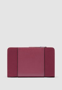 Billetera magenta con un acabado de cuero suave y forma rectangular. Presenta un cierre de solapa, líneas simples y un diseño minimalista.