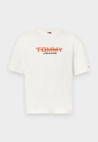 Λευκό κοντομάνικο βαμβακερό μπλουζάκι, με έντονο πορτοκαλί και μαύρο κείμενο γραφικών: «TOMMY Los Angeles Worldwide JEANS.»