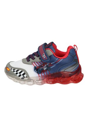 Dziecięcy niebiesko-czerwono-biały sneaker z grafiką auta, detalem w postaci szachownicy, przezroczystą podeszwą i czerwoną wewnętrzną wyściółką z paskiem na rzep.