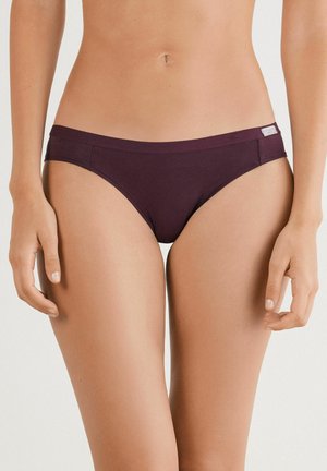 Bordeaux bikinibroekje van zachte stof, heeft een low-rise tailleband en een minimalistisch ontwerp met beperkte bedekking, voorzien van een klein logo-label aan de zijkant.