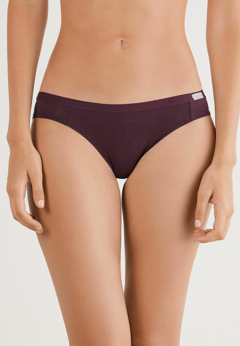 Bordeaux bikinibroekje van zachte stof, heeft een low-rise tailleband en een minimalistisch ontwerp met beperkte bedekking, voorzien van een klein logo-label aan de zijkant.