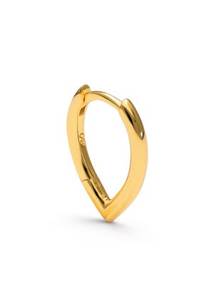 Ohrring aus goldfarbenem poliertem Metall mit einem abgerundeten dreieckigen Bügel und einem Scharnierverschluss, isoliert auf weißem Hintergrund.