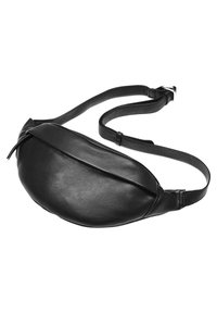 Melna ādas fanny pack ar izliekumu un gludu faktūru. Iekļauj garu regulējamu siksnu un diskrētu rāvējslēdzēja aizdari.
