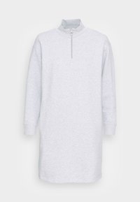 Ljusgrå sweatshirtklänning med hög krage, halvdragkedja, långa ärmar och ribbade manschetter. Tillverkad av mjukt, strukturerat tyg.
