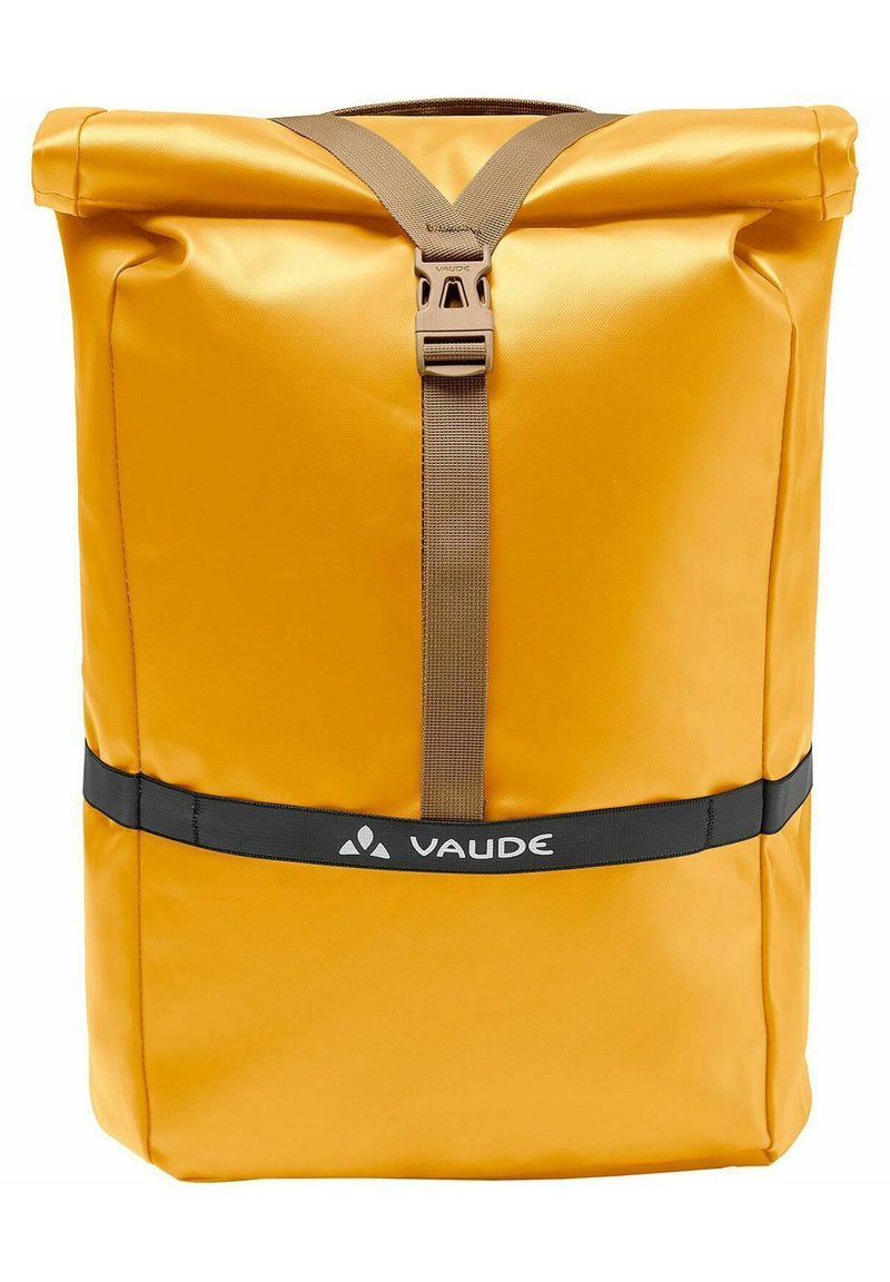Zaino a roll-top giallo realizzato in materiale impermeabile. Presenta una tracolla regolabile di colore beige e una banda nera con il logo "VAUDE" nella parte inferiore.