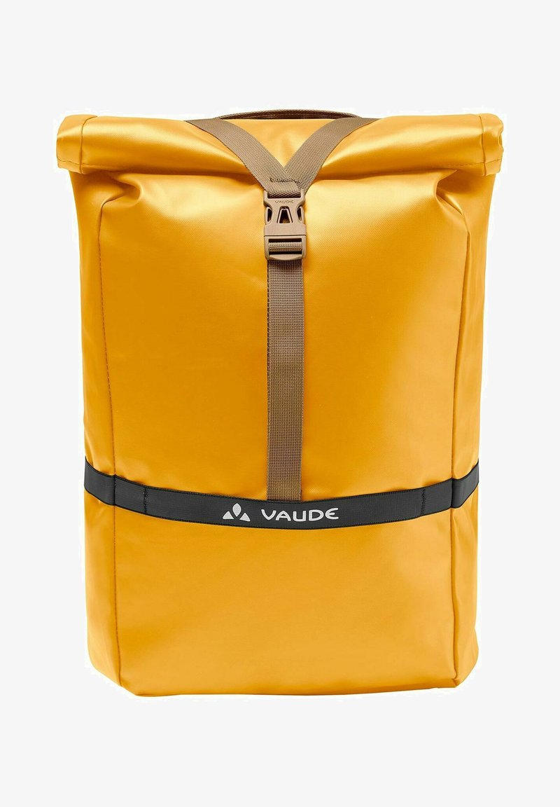 Zaino a roll-top giallo realizzato in materiale impermeabile. Presenta una tracolla regolabile di colore beige e una banda nera con il logo "VAUDE" nella parte inferiore.