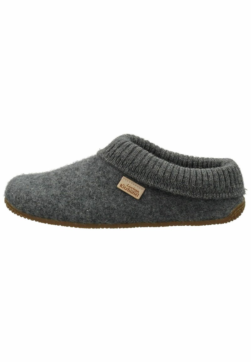 Pantofole a slip-on in lana grigia con colletto a coste, suola piatta in gomma e un piccolo etichetta sul lato che mostra il nome del marchio.